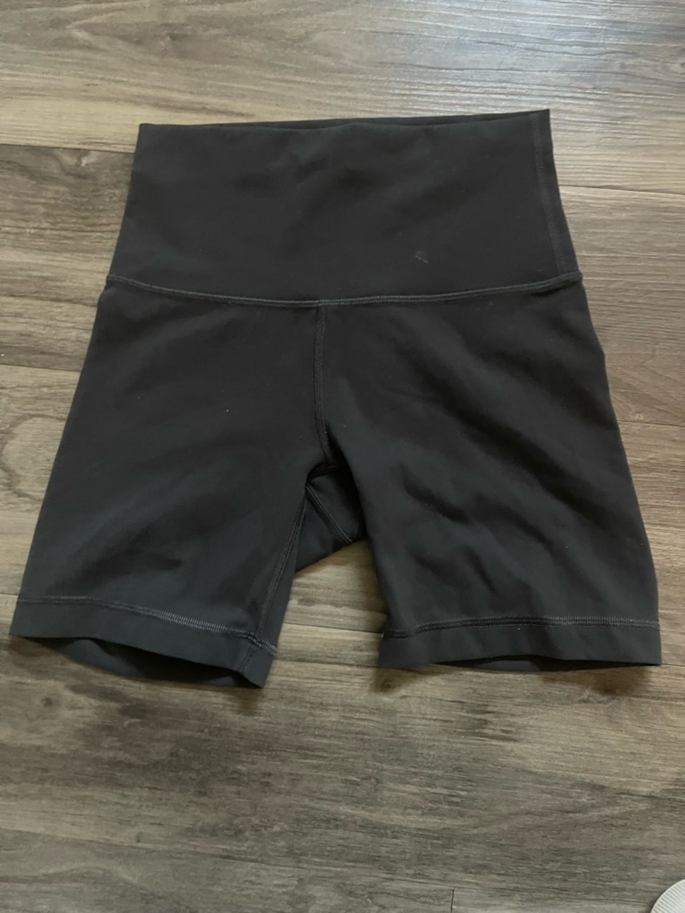 lululemon athletica Wunder Train Shorts size 4